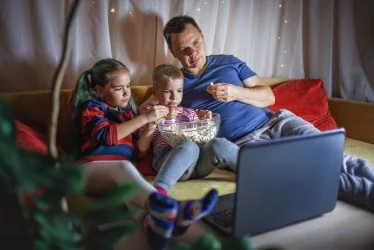 family-movie-night-father-with-kids-watching-movie-with-popcorn-by-laptop-indoor-lifestyle-rbpcsvdjtjibfc10nf97swhxeqoy9a4vhhecsx9wxs